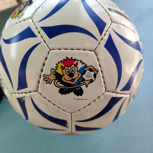 Euro 2000 Nestlé Collectible Soccer Ball like new, authentic