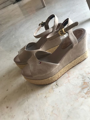 Πλατφόρμες Tommy Hilfiger μεταχειρισμένες, μέγεθος 38, μπεζ