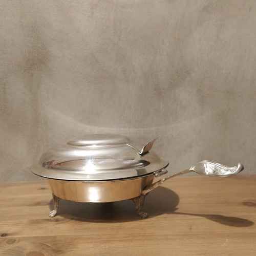 Fondue pot with lid and feet used