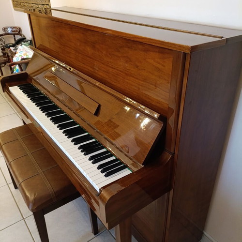 Royale Upright Piano like new, brown with bench