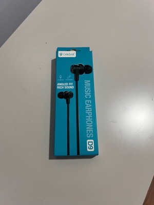 Celebrat D9 Wired Headphones New with Microphone and Comfortable Fit