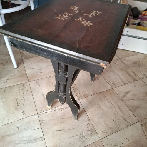 Vintage coffee table like new with carved legs