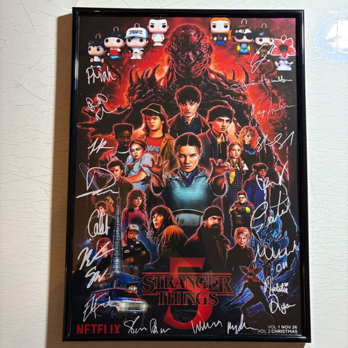 Stranger Things Season 5 Poster με υπογραφές και προσαρμοσμένες φιγούρες Kinder Joy, καινούργιο