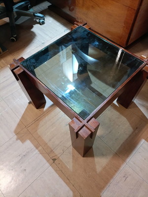 Τραπεζάκι σαλονιού μεταχειρισμένο 55μ x 55β x 40υ με δυνατότητα μεταφοράς