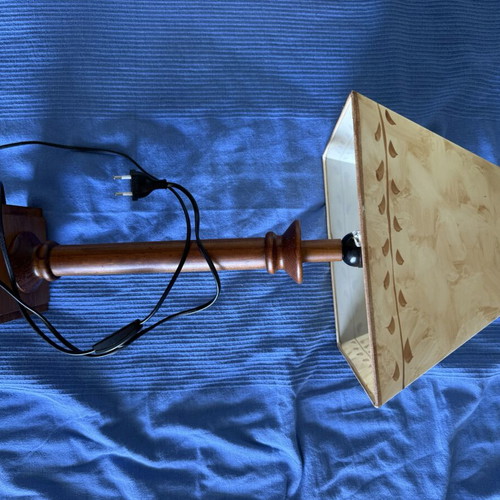 Set of two table lamps like new, wooden base and stem