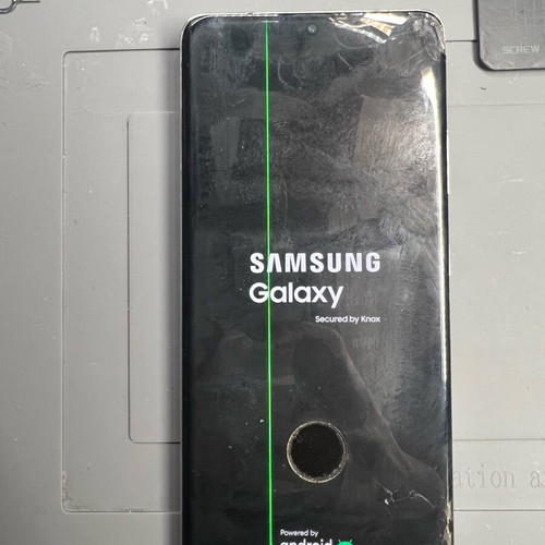 Samsung Galaxy S21 Ultra screen used with green line