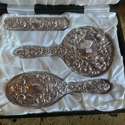 Beauty set with mirror and two luxury brushes in box
