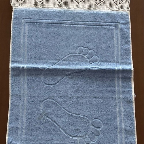 Blue bath mat like new with lace
