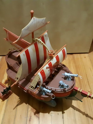 Pirate Ship Large Like New With 17 Pirates