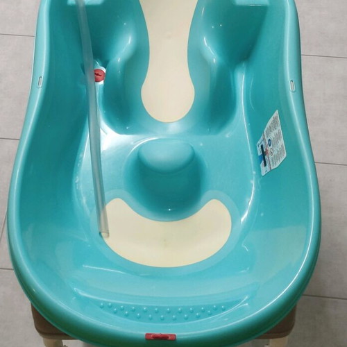 OK Baby Onda Anatomical Bathtub used with turquoise support stand