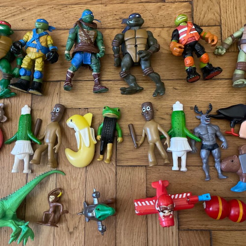 Collectible children's toys pack like new, 23 pieces