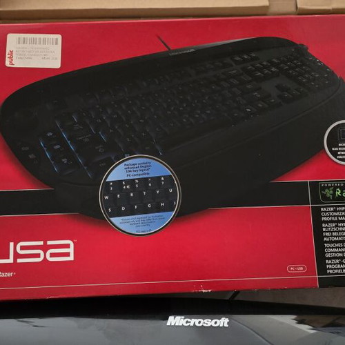 Microsoft Reclusa USB gaming keyboard used with backlight and 2 control knobs