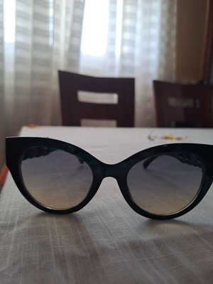 Γυναικεία γυαλιά ηλίου cat-eye σαν καινούργια με υψηλή προστασία UV και σκούρο πράσινο σκελετό