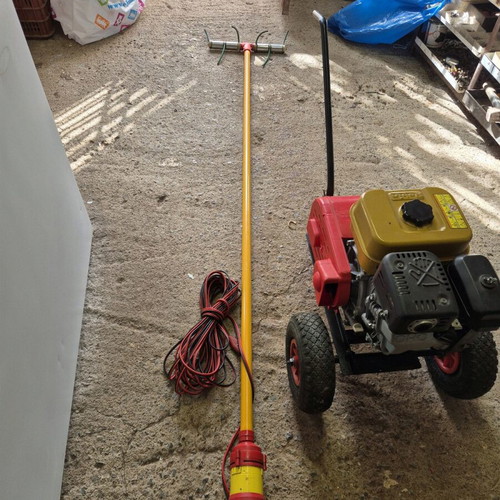 Yamakis Shaker Generator like new with rod and base