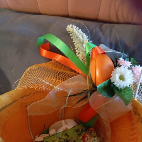 Vintage Easter basket like new with egg and flowers