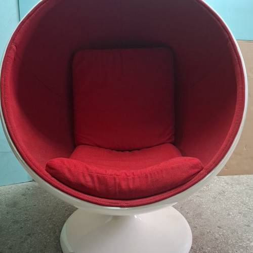 Armchair like new, height 130 cm, red fabric