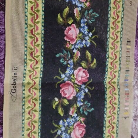 Stamped table runner with flowers on black background 40×130 Knossos – Gobelin