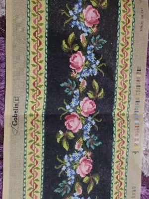 Stamped table runner with flowers on black background 40×130 Knossos – Gobelin