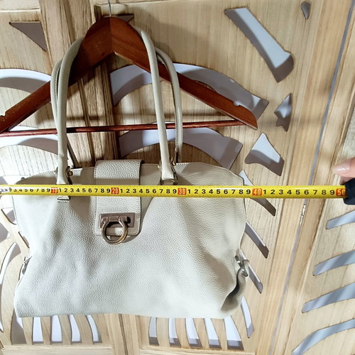 Salvatore Ferragamo Leather Shoulder Bag like new, beige