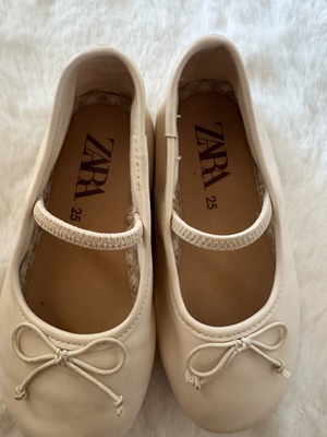 Μπαλαρίνες παιδικές Zara νούμερο 25 σε άριστη κατάσταση, άσπρο και μπεζ