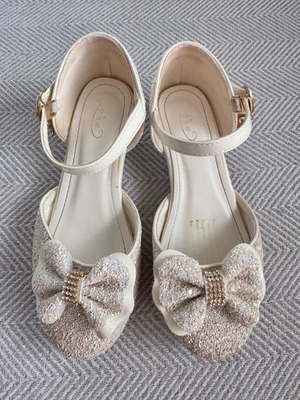 Girls' white pumps shoes like new, size 33