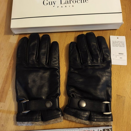 Guy Laroche leather gloves like new, black