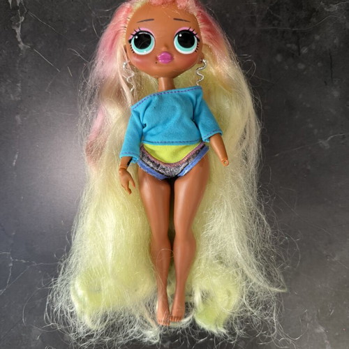 LOL doll missing one palm