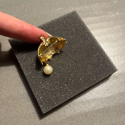 Vintage gold metal umbrella brooch like new with pearl and rhinestones