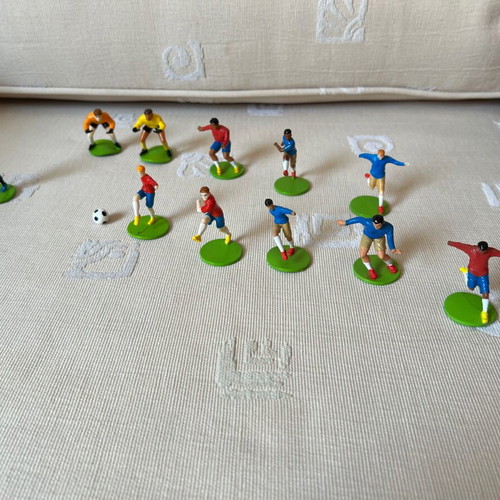 Football game like new with book, 9 players, referee, ball and play surface