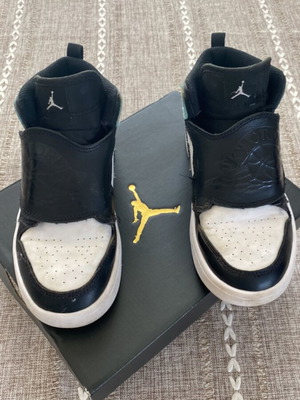 Nike Sky Jordan black-Tropical Twist παιδικά παπούτσια νούμερο 32 EU μεταχειρισμένα