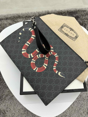 Clutch bag Gucci μαύρη GG Supreme με σχέδιο φίδι σαν καινούργια