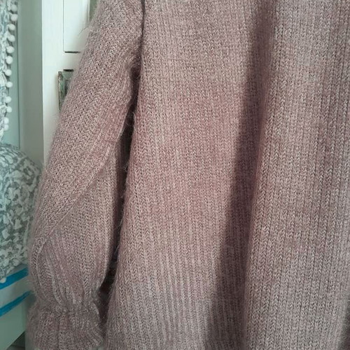 Regalinas knitted sweater like new, pink with lace sleeves, one size