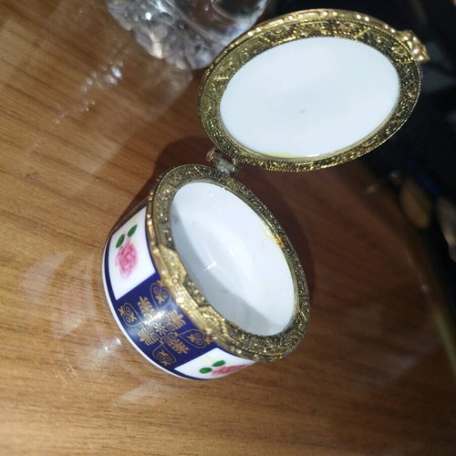 Porcelain small jewelry box used with brass frame