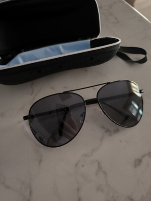 Ανδρικά μαύρα γυαλιά ηλίου καινούρια με polarised lenses στη θήκη τους