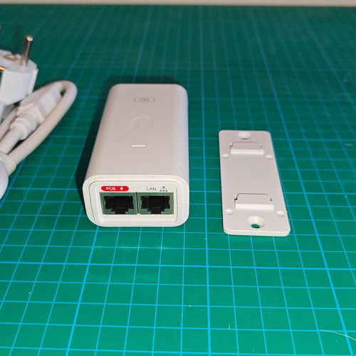 Ubiquiti POE-24-12W-G-WH PoE Injector used with shielded RJ45 port