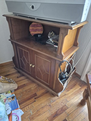 TV cabinet like new, heavy wood, smart clip doors