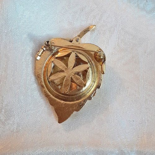 Avon vintage pin like new