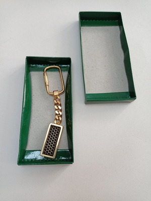 Μπρελόκ χρυσό με μαύρο σε πράσινο κουτάκι καινούργιο