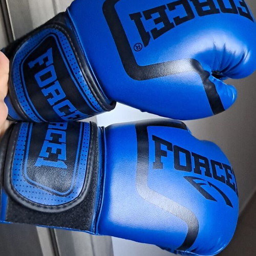 Force1 8 OZ boxing gloves like new, kids size