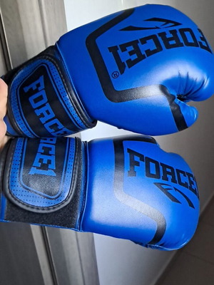 Force1 8 OZ boxing gloves like new, kids size