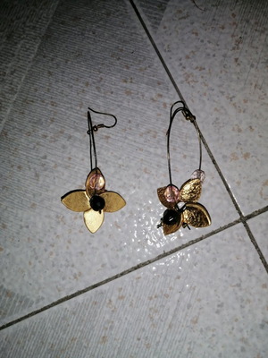 Earrings with flowers in golden tone