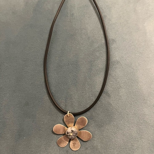 Silver 925 necklace like new with stone and leather, flower design