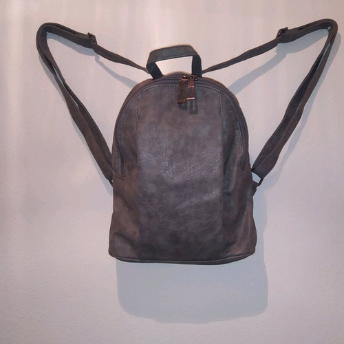 Backpack bag like new with two front hidden pockets gray