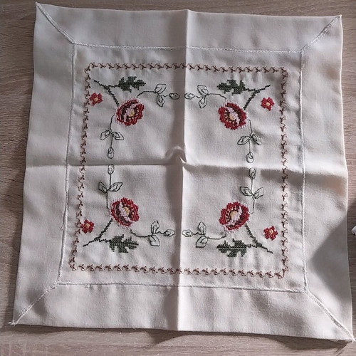 Set of 5 table linens with machine embroidery like new