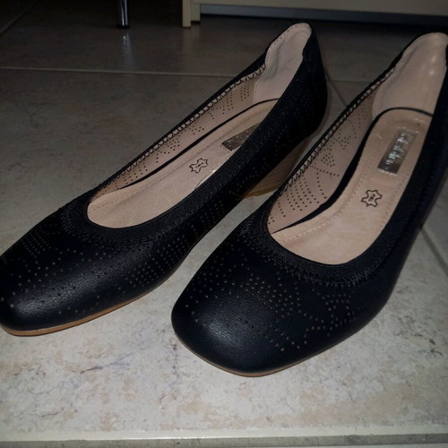 LolaBlue women's platforms new, black and beige