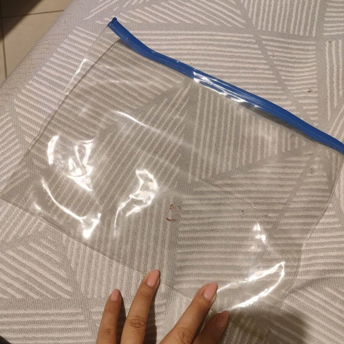Transparent case used without zipper