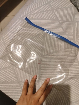 Transparent case used without zipper