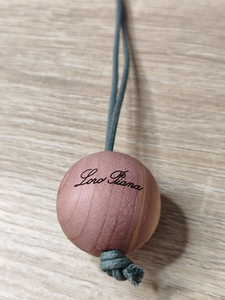 Loro Piana Cedar Wood accessory bag charm… - € 8,00 - Vendora.cy