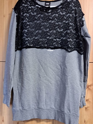 Women's sweatshirt with black lace, like new, size L