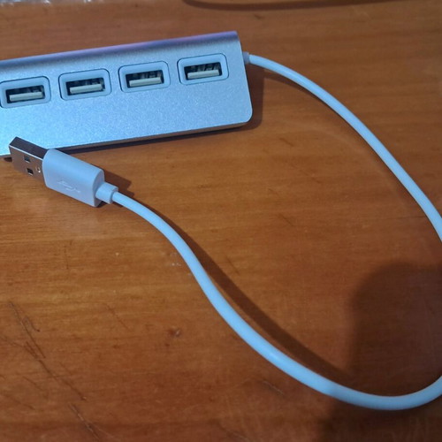 USB hub like new with 4 USB 2.0 ports and aluminum casing